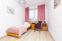 Posteľ alebo postele v izbe v ubytovaní Duplex Apartment near the Airport by Noclegi Renters