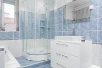 Kúpeľňa v ubytovaní Duplex Apartment near the Airport by Noclegi Renters