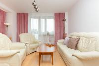 Posedenie v ubytovaní Duplex Apartment near the Airport by Noclegi Renters