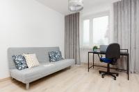 Posedenie v ubytovaní Duplex Apartment near the Airport by Noclegi Renters