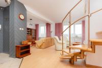 Posedenie v ubytovaní Duplex Apartment near the Airport by Noclegi Renters
