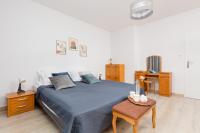 Posteľ alebo postele v izbe v ubytovaní Duplex Apartment near the Airport by Noclegi Renters