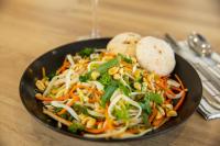 Eine Schüssel mit Gemüse und Brot auf einem Tisch in der Unterkunft Mercure Paris Porte d'Orleans in Montrouge