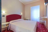 A bed or beds in a room at Hotel Souvenir