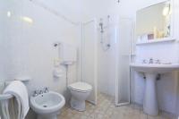 A bathroom at Hotel Souvenir