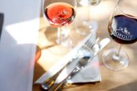 - deux verres de vin assis sur une table dans l'établissement Landhotel Hofgut Battenberg, à Battenberg