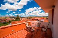 Un balcón con dos sillas y una mesa con vista. en Hotel Villa Antigua, en Sucre