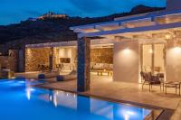 Bazén v ubytovaní The Mykonist Executive Villa Elia Beach alebo v jeho blízkosti