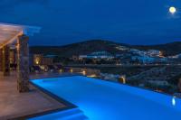 Bazén v ubytovaní The Mykonist Executive Villa Elia Beach alebo v jeho blízkosti