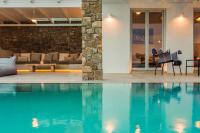 Bazén v ubytovaní The Mykonist Executive Villa Elia Beach alebo v jeho blízkosti