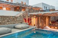 Bazén v ubytovaní The Mykonist Executive Villa Elia Beach alebo v jeho blízkosti