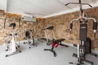 Posilňovňa alebo fitness centrum v ubytovaní The Mykonist Executive Villa Elia Beach