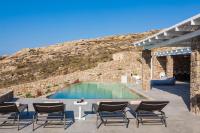 Bazén v ubytovaní The Mykonist Executive Villa Elia Beach alebo v jeho blízkosti