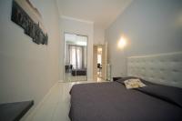 ein Schlafzimmer mit einem großen Bett und einem Spiegel in der Unterkunft Designer Flat Nice in Nizza