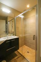 La salle de bains est pourvue d&#39;une douche, d&#39;un lavabo et d&#39;une cabine de douche en verre. dans l&#39;établissement Bella, Jacuzzi Partagé &amp; Parking avec Borne de Recharge Voiture Electrique, à Sarlat-la-Canéda