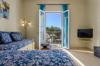 Televízia a/alebo spoločenská miestnosť v ubytovaní Nikos & Vassilis apartments Kefalonia