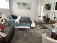 Posteľ alebo postele v izbe v ubytovaní Luxury studio, sea view, pool