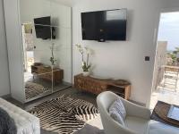 Televízia a/alebo spoločenská miestnosť v ubytovaní Luxury studio, sea view, pool