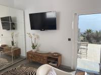 Televízia a/alebo spoločenská miestnosť v ubytovaní Luxury studio, sea view, pool