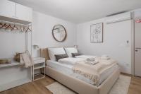 Posteľ alebo postele v izbe v ubytovaní Main Street apartments
