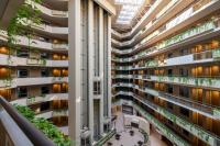 シコーカスにあるHarmony Suites Secaucus Meadowlandsのバルコニー付きのアパートメントビルのオーバーヘッドビュー