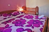 Posteľ alebo postele v izbe v ubytovaní Apartment in Jasenice Rovanjska near the beach