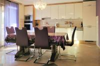 Kuchyňa alebo kuchynka v ubytovaní Apartment in Jasenice Rovanjska near the beach