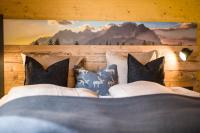 Postel nebo postele na pokoji v ubytování Narzenhof Wellness Chalets, Familien & Luxus Apartments am Bauernhof