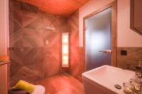 Koupelna v ubytování Narzenhof Wellness Chalets, Familien & Luxus Apartments am Bauernhof