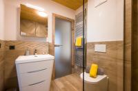 Koupelna v ubytování Narzenhof Wellness Chalets, Familien & Luxus Apartments am Bauernhof