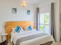 Un dormitorio con una cama grande y una ventana. en Hudhufas Villa, en Thoddoo