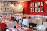 罗曼内切·托林斯莱斯吗里彤尼斯公园＆维格富豪酒店的一间设有白色桌椅和红色墙壁的餐厅
