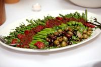 een bord met eten en groenten op tafel bij Brewery Gulch Inn & Spa in Mendocino