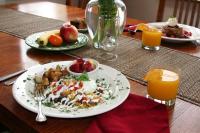 een tafel met borden vol eten en sinaasappelsap bij Brewery Gulch Inn & Spa in Mendocino