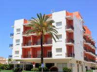 un edificio con una palmera delante en Hotel Caribe, en Rota
