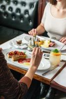 ホテルの敷地内または近くでの食事または食べ物