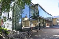 Un edificio de cristal con bicicletas aparcadas delante. en Svefi Vandrarhem - Hostel, en Haparanda