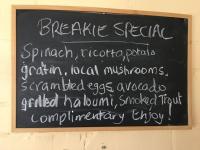 una pizarra con escritura en una pared en Girraween Country Inn, en Ballandean