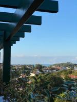 desde el balcón de un edificio con vistas a la ciudad en Superbe appartement, grande terrasse vue mer et montagne, en San Juan de Luz