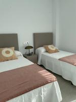 Posteľ alebo postele v izbe v ubytovaní LyriosHomes Luxury Costa Ballena Beach