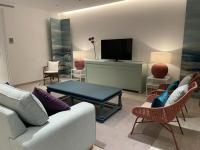 Televízia a/alebo spoločenská miestnosť v ubytovaní LyriosHomes Luxury Costa Ballena Beach