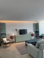Televízia a/alebo spoločenská miestnosť v ubytovaní LyriosHomes Luxury Costa Ballena Beach