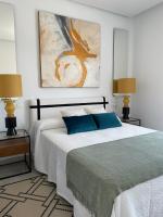 Posteľ alebo postele v izbe v ubytovaní LyriosHomes Luxury Costa Ballena Beach