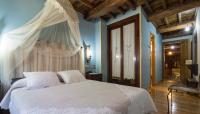 A bed or beds in a room at O Muiño de Pena