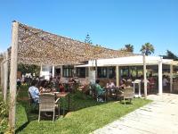 Restaurace v ubytování Estudio con piscina junto a la playa de Las Cañas