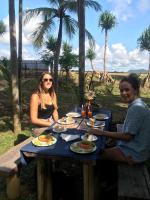 ティッサマハーラーマにあるElegant Lake Yala Safari Houseの食卓に座る男女