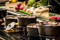 Un grupo de ollas de comida en un mostrador con verduras. en Novotel Sao Jose dos Campos, en São José dos Campos