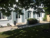 a white house with blue windows and a yard at L&#39;Estanquet Bed and Breakfast pdj offert in Gastes