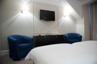 Televízia a/alebo spoločenská miestnosť v ubytovaní Hotel Focus