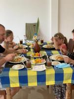 ティッサマハーラーマにあるElegant Lake Yala Safari Houseのテーブルに座って食事を楽しむ人々のグループ